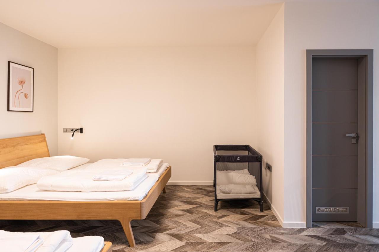 Art Hostel & Apartments Двур-Кралове-над-Лабем Экстерьер фото